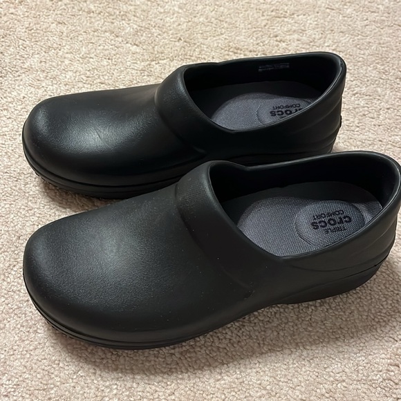 Crocs Women's Shoe Size 8 Black Triple Comfort Slip On Clogs Slip Resistant EUC - Picture 2 of 8